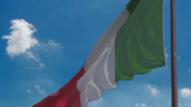 Ağır çekim mavi gökyüzü arka planda çırparak İtalya'nın ulusal tricolour bayrağı