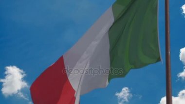 Gururla, rüzgarda sallayarak İtalya mavi gökyüzü arka plan, ulusal sembol bayrak