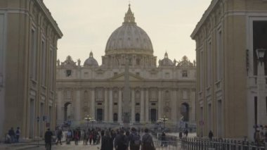 Birçok kişi Saint Peter's Basilica Papalık seyirci, uyuşuk katılmak başlık