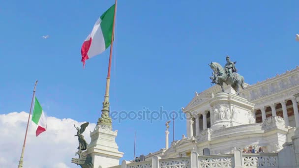 Italienska flaggor flaxande nära Altare della Patria monument i Rom, panorama — Stockvideo