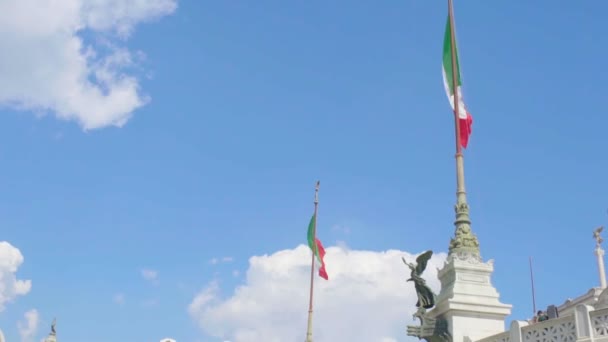 Famosa escultura ecuestre del rey romano y banderas italianas en el altar de la Patria — Vídeos de Stock