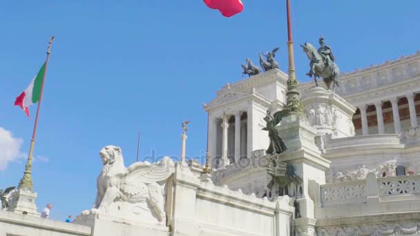 Italian national flags near white marble Altare della Patria monument in Rome — Stock Video
