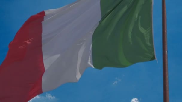 Bandeira italiana Patriótica voando no vento contra o fundo do céu azul, câmera lenta — Vídeo de Stock