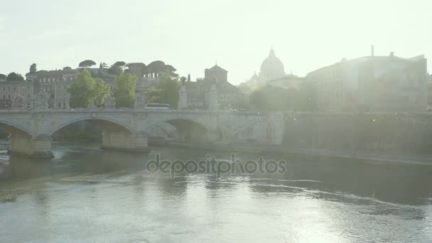 Sunrise balken doordringende oude stad, de oude brug over de rivier, slow-motion — Stockvideo