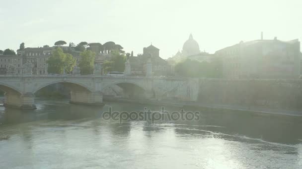 Roma soleada, hermosa vista matutina de la ciudad vieja con puente a través del río ancho — Vídeos de Stock