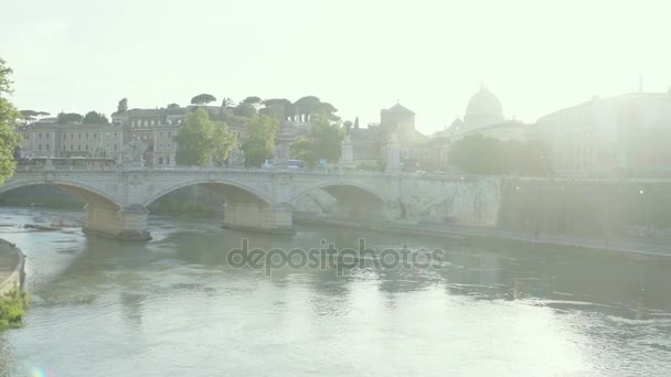 Antigua ciudad iluminada por rayos de sol, puente a través del río, panorama del paisaje urbano — Vídeo de stock