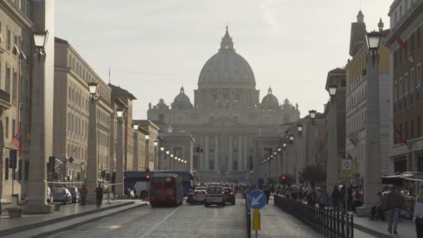 Mucha gente y transporte se dirigen a la Ciudad del Vaticano, famoso hito en Roma — Vídeo de stock