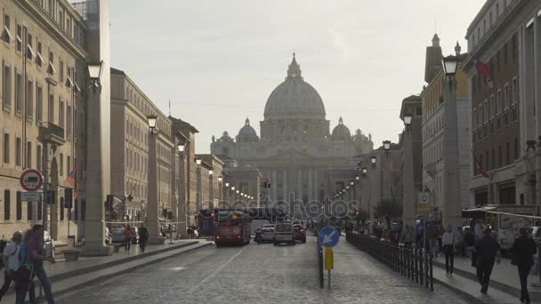 Vita ectica nel centro di Roma, molti turisti a piedi strada per la chiesa in Vaticano — Video Stock