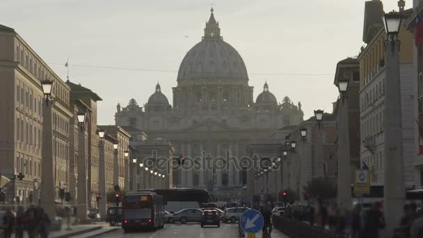 Majestuosa cúpula de la Basílica de San Pedro que se eleva sobre la calle de la ciudad, cámara lenta — Vídeo de stock