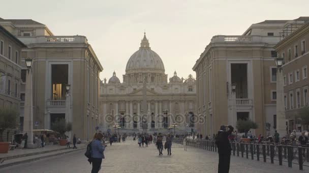 Turisté navštíví Vatikán v Římě, pohled z cesty o smíru, slow-mo — Stock video