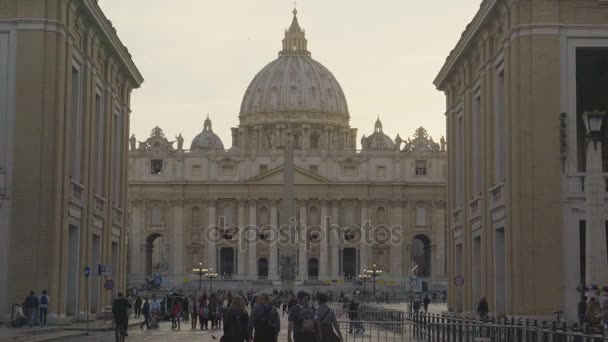 Touristen auf dem Weg zum Petersplatz in der vatikanischen Stadt, reisen zu Sehenswürdigkeiten — Stockvideo