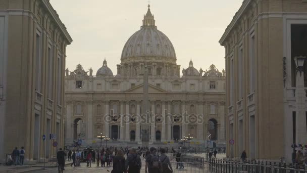 バチカン市国のサン ・ ピエトロ広場に向かう観光客のランドマークを参照してくださいに — ストック動画