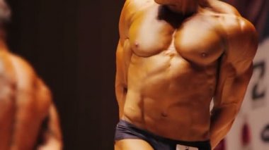 Kas yarışmacı yan triceps poz vücut geliştirme Yarışması'nda ayakta