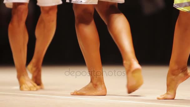 Pernas de modelos de aptidão masculina posando na competição de musculação, pés saudáveis — Vídeo de Stock