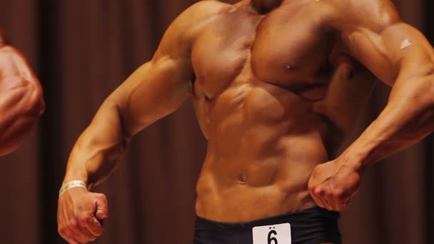 Torso masculino perfeito de fisiculturista forte mostrando músculos no concurso de fitness — Vídeo de Stock