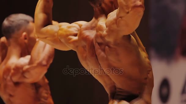 Επαγγελματική ανδρών bodybuilders δείχνει τεράστια μύες στην πλάτη διπλά δικέφαλου θέτουν — Αρχείο Βίντεο