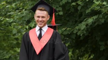 Genç adam ve kadın Üniversitesi mezuniyet mutlu yüzler gülümsüyor ile kutluyor