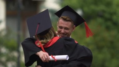 Birbirlerini tebrik diploma aldıktan sonra heyecanlı Üniversitesi mezunları