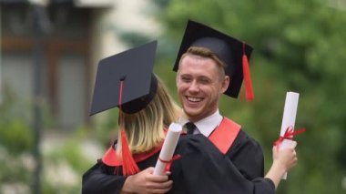 Sonra diploma töreni ödüllendirme sarılma Üniversitesi arkadaş sıcak duygular