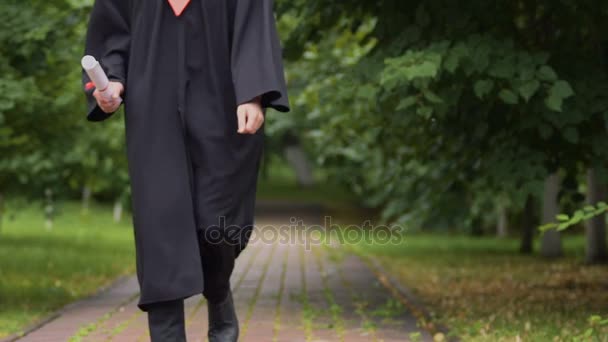 Sucesso macho graduando estudante andando e pulando, felicidade esmagadora — Vídeo de Stock