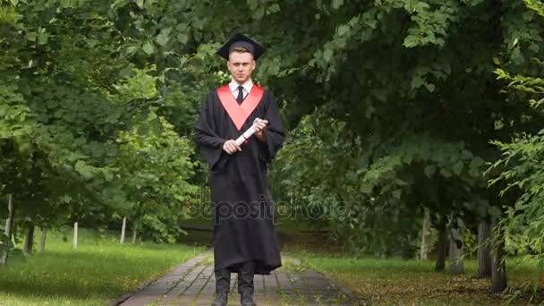 Závažné mužské postgraduální chtějí fotoaparát, chlape strach o studentské půjčky dluh — Stock video