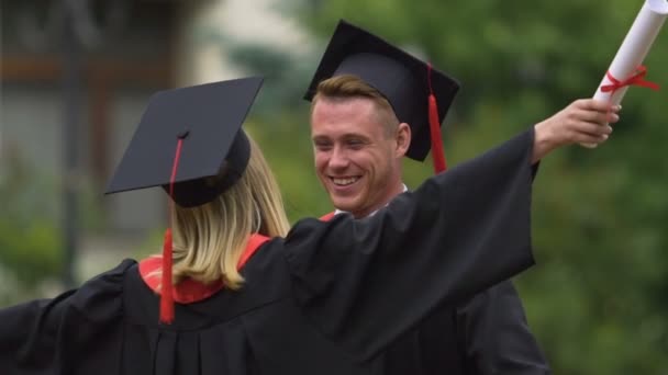 Happy mužské a ženské univerzity přátelé usmívat upřímně a vřele objímat — Stock video