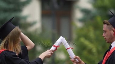 Diploma ile mücadele istihdam için rekabet oynayan Üniversitesi mezunları