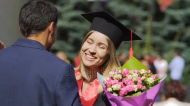 Çiçekler ve tebrikler erkek arkadaşımdan aldıktan güzel kadın mezunu