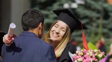 Genç kadın mezuniyet için Tebrikler erkek akraba ne mutlu ki, sarılma heyecanlı