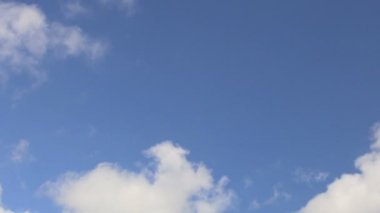 Akademik Kapaklar yukarı ve aşağı öğrencilerin mezuniyet kutlama mavi gökyüzünde uçan