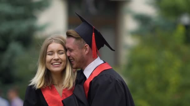 Inschrijving paar afstuderen studenten knuffelen, dromen van succesvolle toekomst — Stockvideo