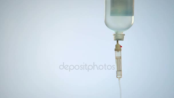 Medicina líquida cayendo a la línea intravenosa, terapia IV para salvar vidas con urgencia — Vídeo de stock