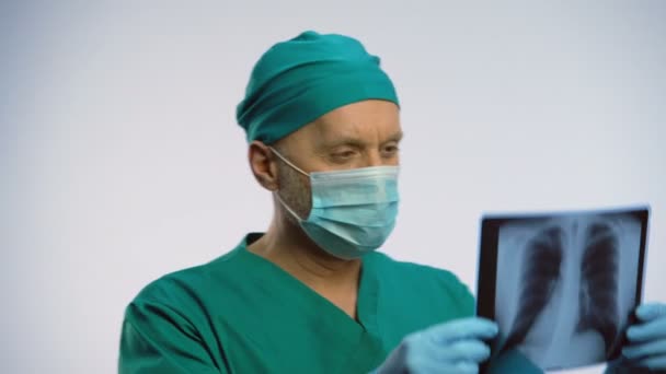 Pneumologue masculin vérifiant les patients scanner les poumons, heureux des résultats de récupération — Video