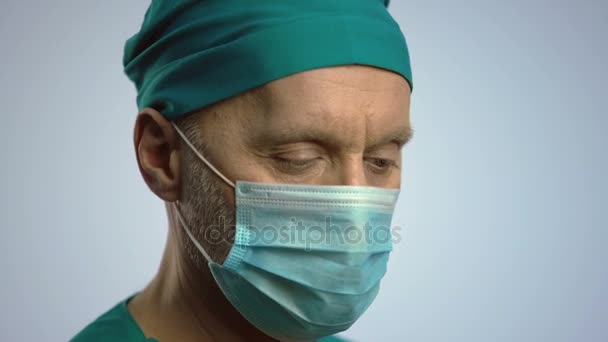 Enfermera masculina que toma jeringa, inyectando medicina líquida al paciente, primeros auxilios — Vídeos de Stock