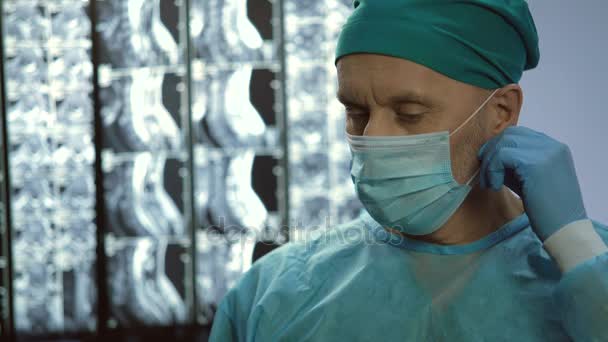 Медицинский работник снимает маску после операции, трудная работа — стоковое видео