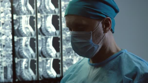 Médico apertando as mãos para a oração, esperança de milagre antes da cirurgia difícil — Vídeo de Stock