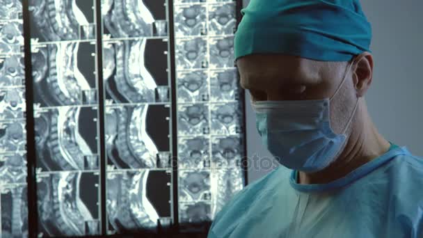 Manliga kirurg i ansiktsmask med medicinska handskar efter operation eller förfarande — Stockvideo