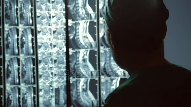 Özenli Doktor hastanın omurga üzerinde MRI tarama, tanılama uzman iş odaklı. — Stok video