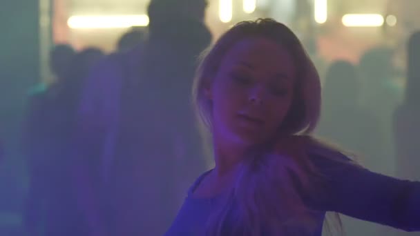 Attractive blonde girl smiling and dancing at nightclub party, enjoying music — Stock Video