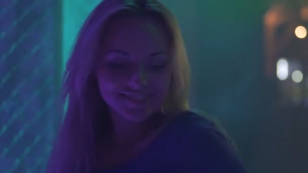 Fröhliche junge Schönheit tanzt zu Musik, genießt Party-Atmosphäre, Blitzlicht — Stockvideo