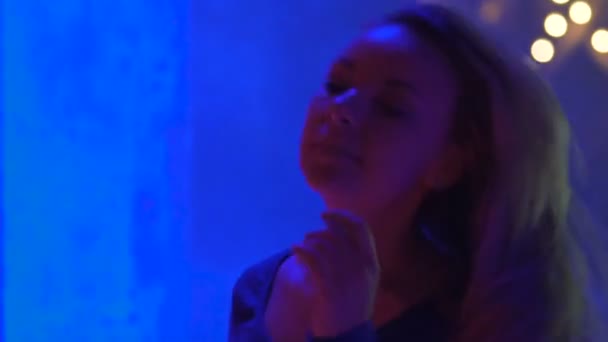 Улыбающаяся молодая женщина наслаждается счастливой жизнью в ночном клубе, клубом на вечеринке, свободой — стоковое видео