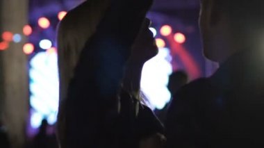 Genç kadın uyuşturucu ya da alkol adam gece kulübü partide dans tarafından sarhoş