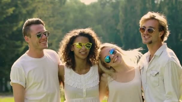 Gente talentosa feliz en gafas de sol bailando y cantando, divirtiéndose juntos — Vídeo de stock