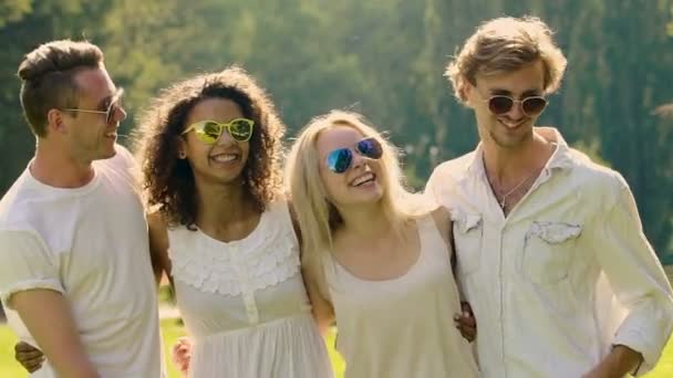 Jóvenes alegres bailando al son de la música, riendo y abrazando, disfrutando del verano — Vídeo de stock