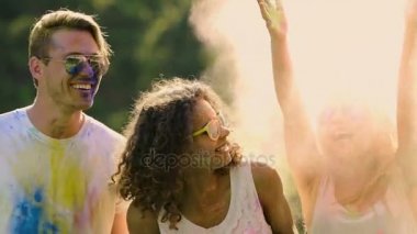 Genç gülümseyen holi renklerde boya tozu, eğleniyor atma kaplı