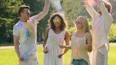 Genç erkekler renkli toz üzerinde güzel bayan arkadaş sürpriz bir şekilde atma.