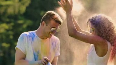 Renkli toz atma, gülen ve birlikte eğleniyor heyecan arkadaşlar