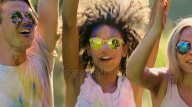 Holi Festivali zevk atlama ve kamera, el sallayarak gençlerin heyecanlı