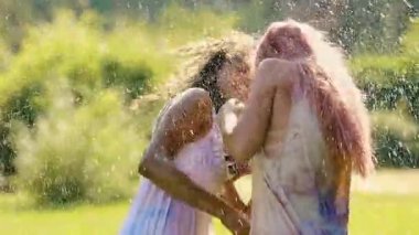 Sarılma ve gülümseyen, su sıçramasına mutlu bayanlar güzel genç kadın