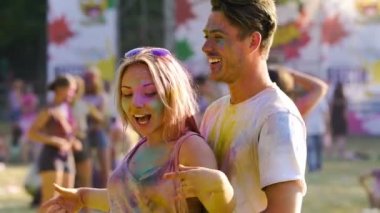 Yakışıklı adam güzel bir kadın, çift kucaklayan dans renk toz kaplı